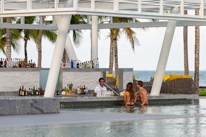 2 bars/lounges, swim-up bar, poolside bar, beach bar - Garza Blanca (Punta Sam)