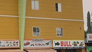 Un edificio de varios pisos con un letrero que dice "S.V Patel Residency".