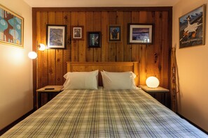 Standard Room, 1 Queen Bed | Free WiFi, bed sheets