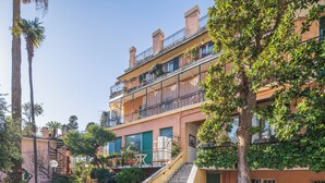 A multi-story building with balconies, a staircase, and a parked motorcycle. - Green Home Seaside Parking  Wifi Ac Genova (Genoa)