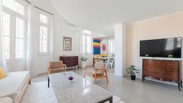 Comfort Townhome, City View | Living area