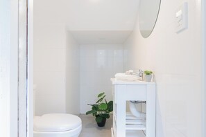 Maison en rangée Confort, vue sur la ville | Salle de bain | Ensemble baignoire-douche, articles de toilette (gratuits)