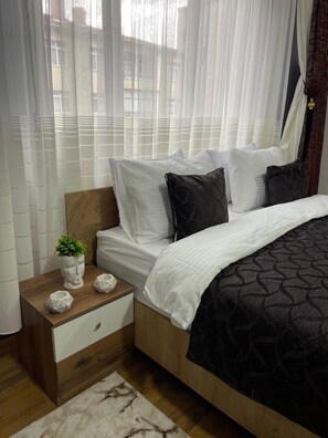 Bureau, espace de travail pour ordinateur portable, Wi-Fi gratuit