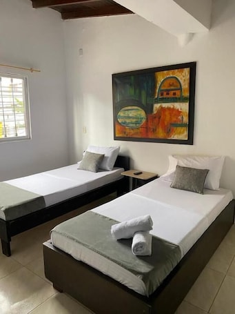 Classic Twin Room | Free WiFi. Hotel houston