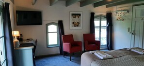 1 bedroom, iron/ironing board, travel crib, free WiFi - B&B and SPA Estate Matanze, Deer View room. (TERWOLDE)