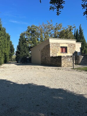 Property grounds - Detached Provencal house with private pool, close to the lake. (Codolet)