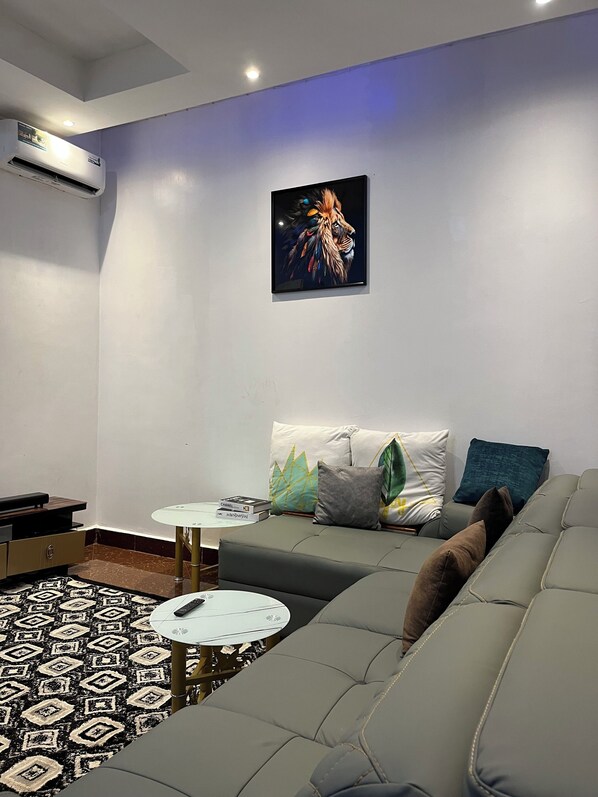 Living area - Charming 1-bedroom apartment in lovely Dar es Salaam with AC, WiFi (Dar es Salaam)