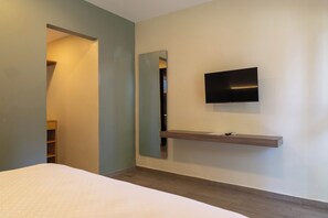 Chambre Simple Supérieure, vue cour intérieure