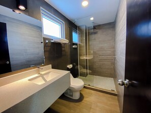 Superior-Doppelzimmer, Blick auf den Innenhof | Badezimmer