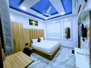 Egyptian cotton sheets, premium bedding, down duvets, memory-foam beds - Hotel Aaarav Grand - Mathura Vrindavan (Mathura)