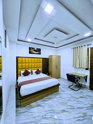 Egyptian cotton sheets, premium bedding, down duvets, memory-foam beds - Hotel Aaarav Grand - Mathura Vrindavan (Mathura)