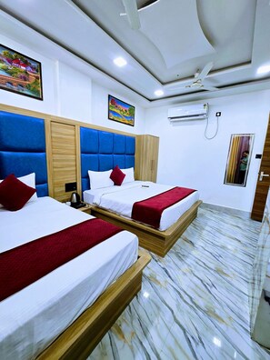 Egyptian cotton sheets, premium bedding, down duvets, memory-foam beds - Hotel Aaarav Grand - Mathura Vrindavan (Mathura)