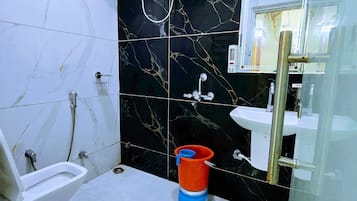 Premium Triple Room, Multiple Beds, City View | Bathroom