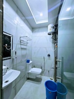 Habitación Deluxe doble, vistas a la ciudad | Baño | Ducha, toallas, jabón y champú