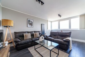 Apartament | Sala d'estar | Televisor intel·ligent de 37 polzades amb canals per cable i Netflix