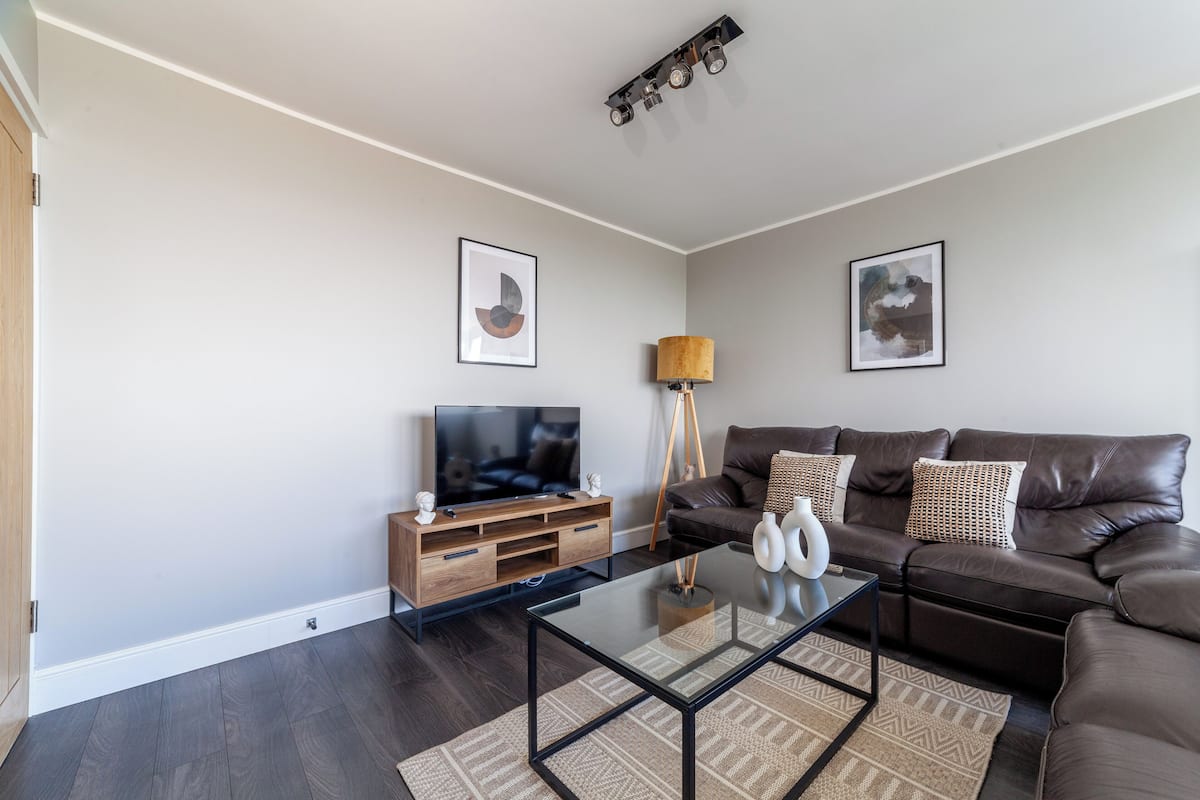Apartment | Living area | 37-inch Smart TV with cable channels, Netflix, streaming services