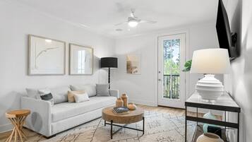 Condo, vista al resort | Área de sala de estar | Smart TV de 60 pulgadas con canales digitales, Netflix y Hulu