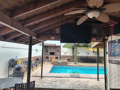 Beautiful house 3 bedroom and 2 1/2  baths , contemporary style, great location