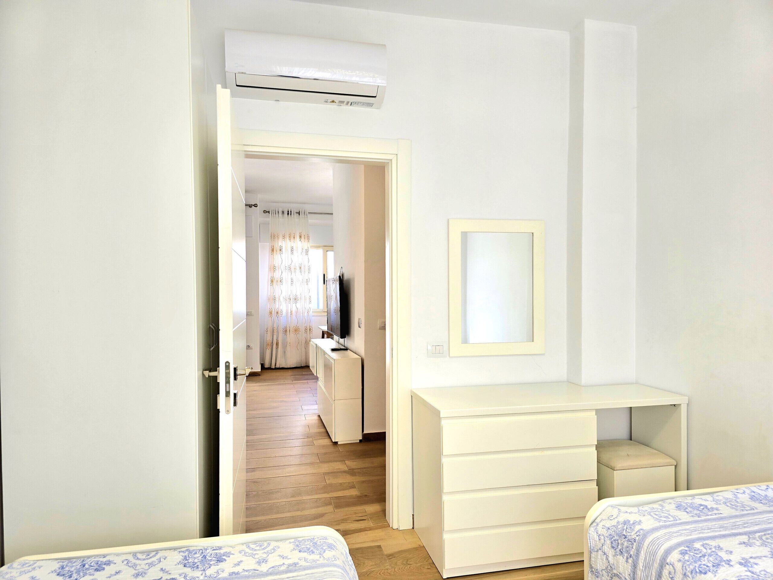 1 habitación, tabla de planchar con plancha, wifi gratis y ropa de cama 