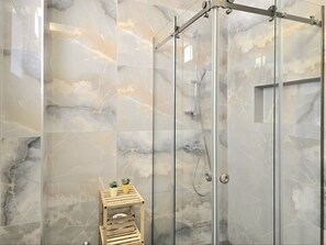 Shower, hair dryer, towels - Perla Holiday Homes 145 (Gjiri Lalzit)