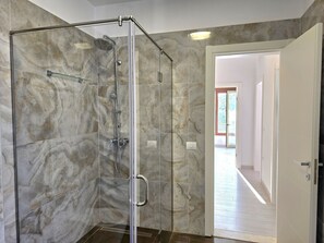 Douche, sèche-cheveux, serviettes fournies