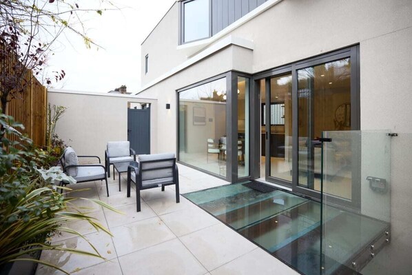Exterior - The Letchford Garden Mews - Elegant 2bdr House With Garden & Patio (London)