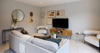 The Letchford Garden Mews - Elegant 2bdr House With Garden & Patio