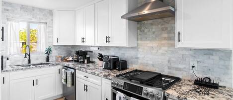 Fridge, microwave, stovetop, dishwasher