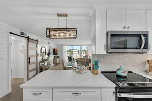 コンドミニアム ベッド (複数台) (Dolphin Point #401C) | 専用キッチン | オーブン、トースター