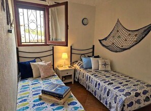 2 dormitorios, tabla de planchar con plancha, ropa de cama