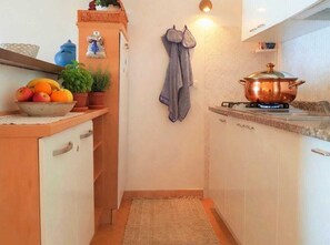 Kühlschrank, Mikrowelle, Herdplatte, Wasserkocher mit Kaffee-/Teezubehör