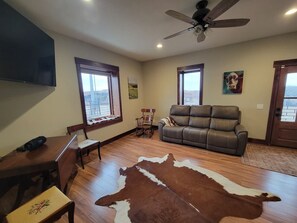 TV - Canyon Acres Ranch • Horse-Friendly Kansas Retreat (Russell)
