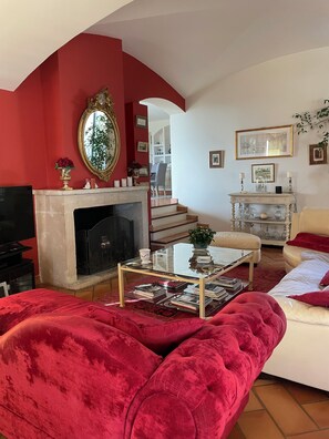 Smart TV, fireplace, foosball, books