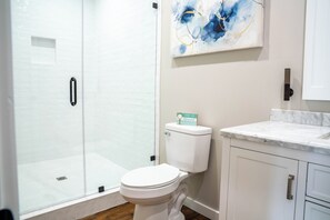Dusche, Haartrockner, Handtücher, Seife