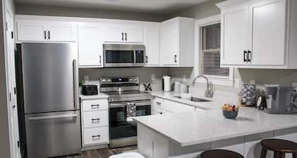 Cozy 2-bedroom house in Savannah. We welcome you!