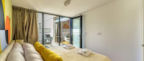 Desk, laptop workspace, iron/ironing board, free WiFi
