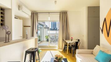 公寓 (E) | 起居区