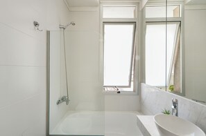 Apartment (E) | Bathroom | Combined shower/tub, free toiletries, hair dryer, towels -  MOT Paunero (Buenos Aires)