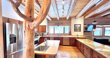 Log Home • Dog Friendly • Mtn. Views • 10 min. to Breck