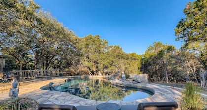 Modern 2-Bedroom Loft in Austin w Pool, Hot Tub,Fire pit,Goats,Alpacas,Chickens