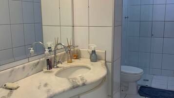 Handdukar och toalettpapper