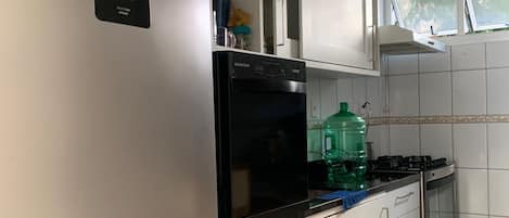 Kühlschrank, Mikrowelle, Herdplatte, Geschirrspüler