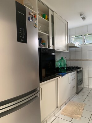 Fridge, microwave, stovetop, dishwasher - Room with garage in the Central South Region of BH (São Pedro Belo Horizonte)