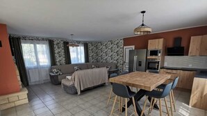 Un apartamento moderno con comedor, cocina y sala de estar.