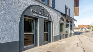 A building with a sign reading "Les Tonnelles Chambres & Studios." - Les Tonnelles (Sevrier)