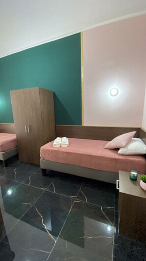 Chambre Standard avec lits jumeaux, 2 lits jumeaux, non-fumeur, vue sur la ville | Bureau, espace de travail pour ordinateurs portables