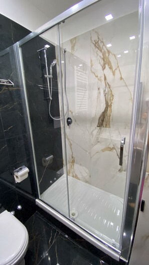 Chambre Standard avec lits jumeaux, 2 lits une place, non-fumeur, vue ville | Salle de bain