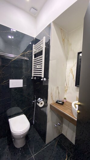 Superior Double Room | Bathroom | Shower, hair dryer, towels, soap - Katarios Suite (Naples)
