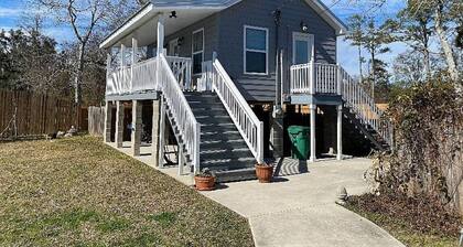 Charming cottage a block from the Lakefront. Walk to restaurants and shopping.