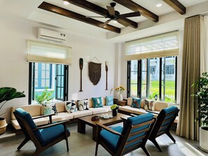 Luxe villa, 3 slaapkamers, balkon, uitzicht op tuin | Woonruimte | Een 65-inch ledtelevisie met kabelzenders en streamingdiensten